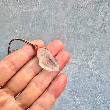 【カイラス産】天然ヒマラヤ水晶革紐付きペンダント⑪/Kailash Himalayan Quartz Pendant