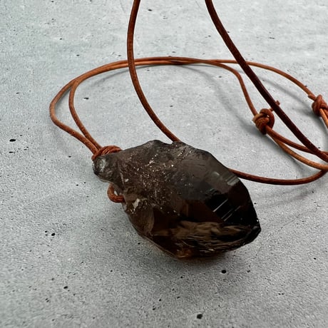 【ガウリシャンカール産】天然ヒマラヤスモーキークォーツ革紐ペンダント①/GauriShankar Himalayan Smoky Quartz Pendant