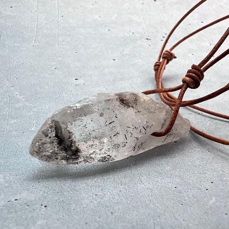 【カイラス産】天然ヒマラヤ水晶革紐付きペンダント⑦/Kailash Himalayan Quartz Pendant