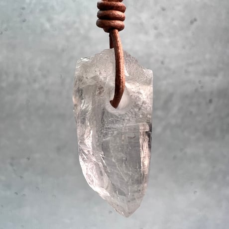【カイラス産】天然ヒマラヤ水晶革紐付きペンダント⑨/Kailash Himalayan Quartz Pendant