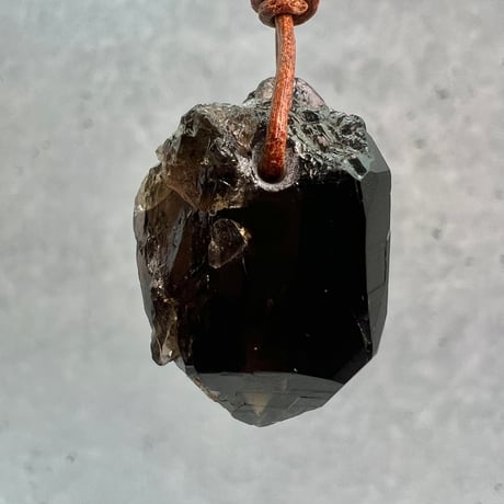 【ガウリシャンカール産】天然ヒマラヤスモーキークォーツ革紐ペンダント④/GauriShankar Himalayan Smoky Quartz Pendant