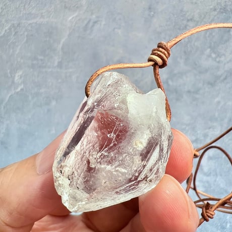 【カイラス産】天然ヒマラヤ水晶革紐付きペンダント①/Kailash Himalayan Quartz Pendant