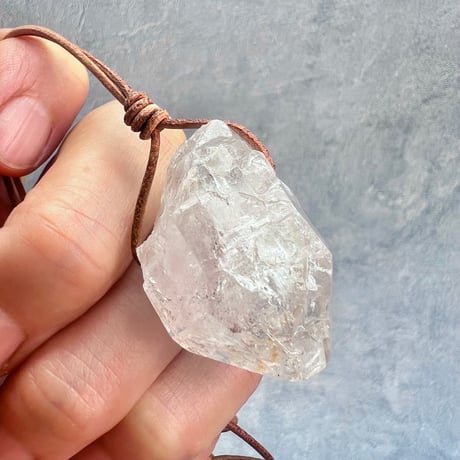 【カイラス産】天然ヒマラヤ水晶革紐付きペンダント②/Kailash Himalayan Quartz Pendant