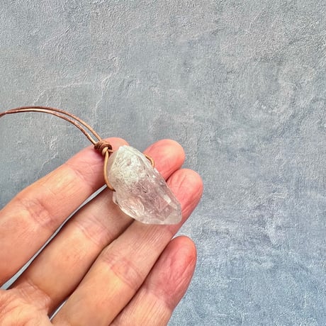 【カイラス産】天然ヒマラヤ水晶革紐付きペンダント⑩/Kailash Himalayan Quartz Pendant