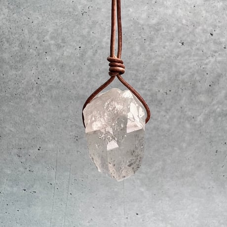 【カイラス産】天然ヒマラヤ水晶革紐付きペンダント⑧/Kailash Himalayan Quartz Pendant