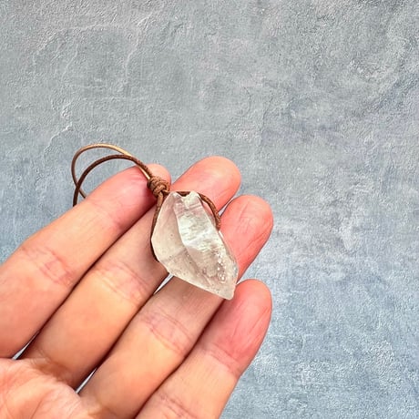 【カイラス産】天然ヒマラヤ水晶革紐付きペンダント⑥/Kailash Himalayan Quartz Pendant
