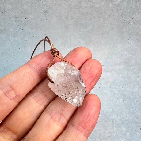 【カイラス産】天然ヒマラヤ水晶革紐付きペンダント⑧/Kailash Himalayan Quartz Pendant