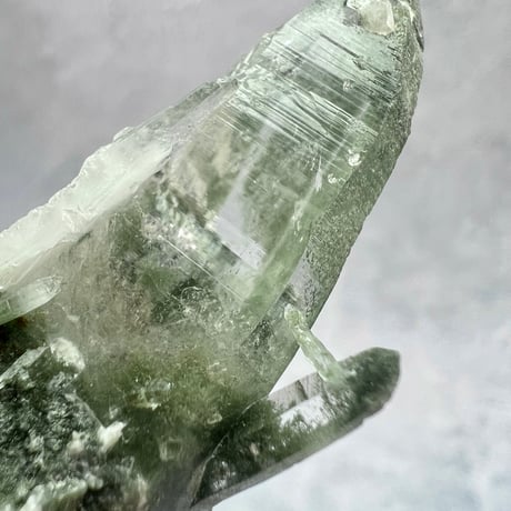 【ガネッシュヒマール産】クローライトイン天然ヒマラヤ水晶/GaneshHimal Chlorite&Albite in Himalayan Quartz