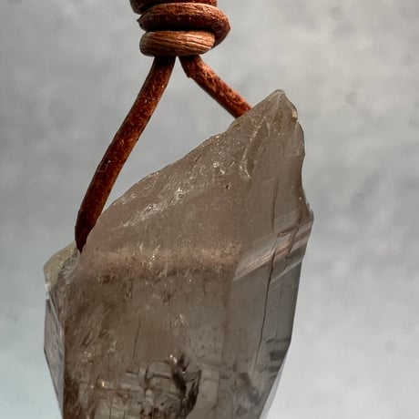 【ガウリシャンカール産】天然ヒマラヤスモーキークォーツ革紐ペンダント③/GauriShankar Himalayan Smoky Quartz Pendant