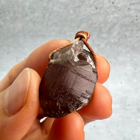 【ガウリシャンカール産】天然ヒマラヤスモーキークォーツ革紐ペンダント①/GauriShankar Himalayan Smoky Quartz Pendant