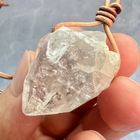【カイラス産】天然ヒマラヤ水晶革紐付きペンダント④/Kailash Himalayan Quartz Pendant