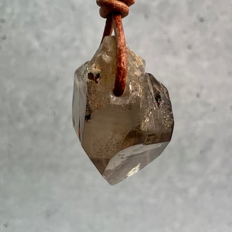 【ガウリシャンカール産】天然ヒマラヤスモーキークォーツ革紐ペンダント⑤/iGauriShankar Himalayan Smoky Quartz Pendant