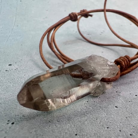 【ガウリシャンカール産】天然ヒマラヤスモーキークォーツ革紐ペンダント⑦/GauriShankar Himalayan Smoky Quartz Pendant