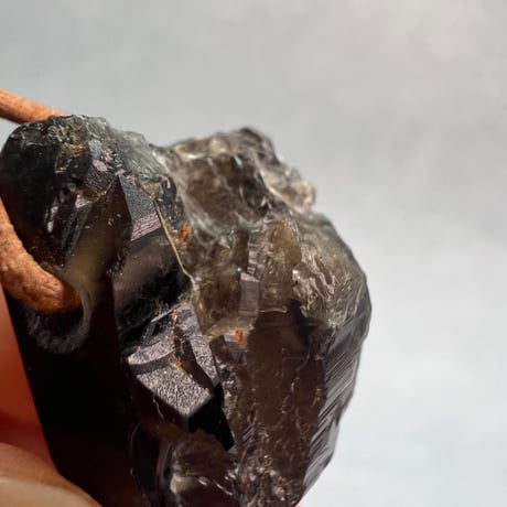 【ガウリシャンカール産】天然ヒマラヤスモーキークォーツ革紐ペンダント④/GauriShankar Himalayan Smoky Quartz Pendant
