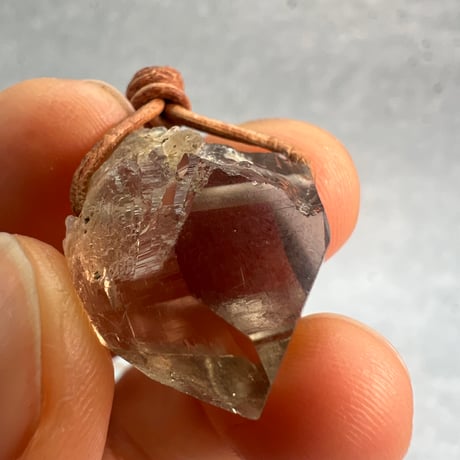 【ガウリシャンカール産】天然ヒマラヤスモーキークォーツ革紐ペンダント⑤/iGauriShankar Himalayan Smoky Quartz Pendant
