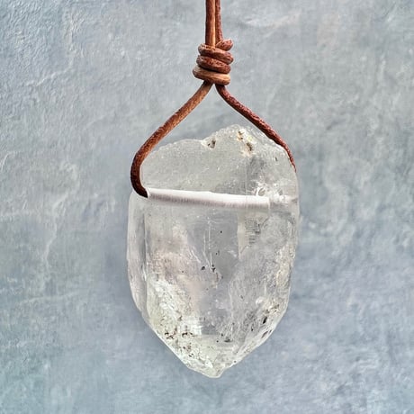 【カイラス産】天然ヒマラヤ水晶革紐付きペンダント①/Kailash Himalayan Quartz Pendant