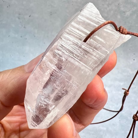 【カイラス産】天然ヒマラヤ水晶革紐付きペンダント⑥/Kailash Himalayan Quartz Pendant