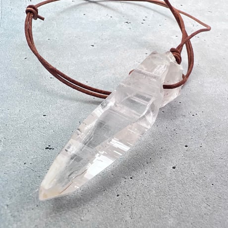 【ガネッシュヒマール産】天然ヒマラヤ水晶革紐付きペンダント①/GaneshHimal Limonite in Natural Pendant