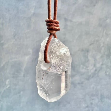 【カイラス産】天然ヒマラヤ水晶革紐付きペンダント⑪/Kailash Himalayan Quartz Pendant