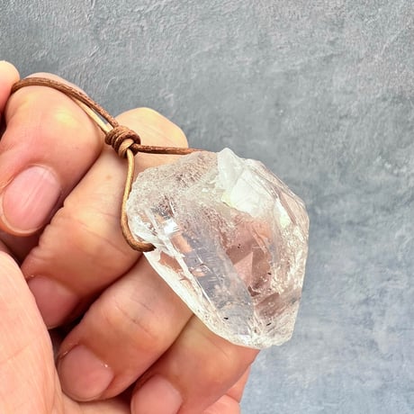 【カイラス産】天然ヒマラヤ水晶革紐付きペンダント①/Kailash Himalayan Quartz Pendant