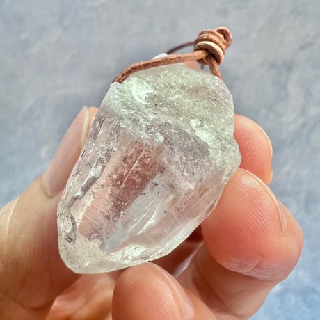 【カイラス産】天然ヒマラヤ水晶革紐付きペンダント⑩/Kailash Himalayan Quartz Pendant