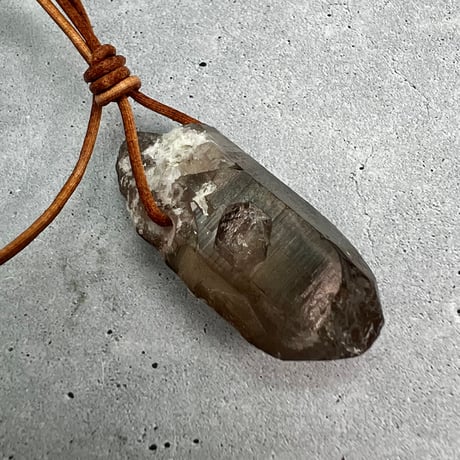 【ガウリシャンカール産】天然ヒマラヤスモーキークォーツ革紐ペンダント②/GauriShankar Himalayan Smoky Quartz Pendant