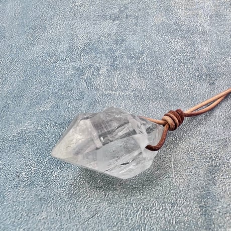 【カイラス産】天然ヒマラヤ水晶革紐付きペンダント⑦/Kailash Himalayan Quartz Pendant