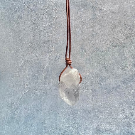 【カイラス産】天然ヒマラヤ水晶革紐付きペンダント⑩/Kailash Himalayan Quartz Pendant