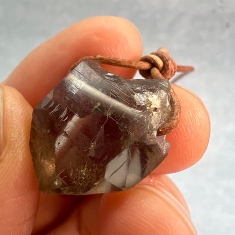 【ガウリシャンカール産】天然ヒマラヤスモーキークォーツ革紐ペンダント⑤/iGauriShankar Himalayan Smoky Quartz Pendant
