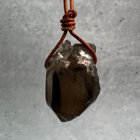 【ガウリシャンカール産】天然ヒマラヤスモーキークォーツ革紐ペンダント①/GauriShankar Himalayan Smoky Quartz Pendant