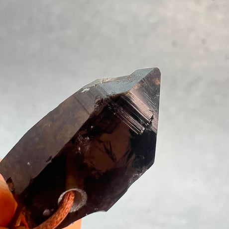 【ガウリシャンカール産】天然ヒマラヤスモーキークォーツ革紐ペンダント⑩(※訳あり)/GauriShankar Himalayan Smoky Quartz Pendant