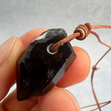 【ガウリシャンカール産】天然ヒマラヤスモーキークォーツ革紐ペンダント⑩(※訳あり)/GauriShankar Himalayan Smoky Quartz Pendant