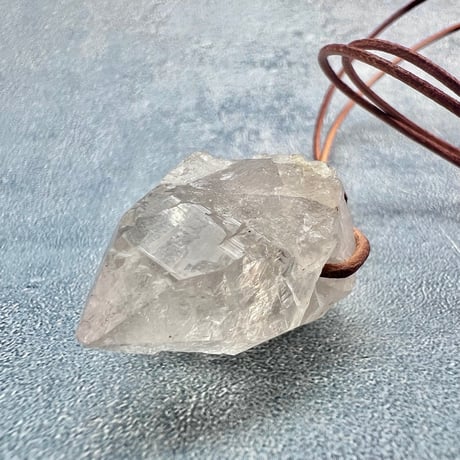 【カイラス産】天然ヒマラヤ水晶革紐付きペンダント④/Kailash Himalayan Quartz Pendant