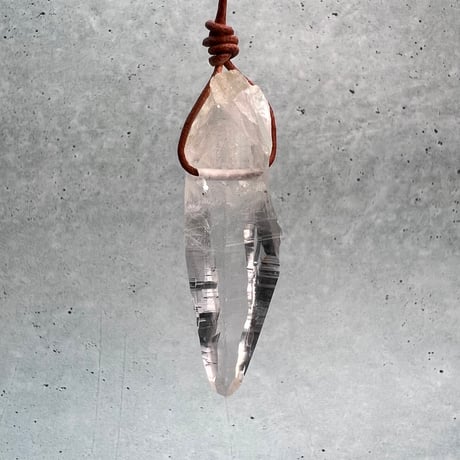 【ガネッシュヒマール産】天然ヒマラヤ水晶革紐付きペンダント①/GaneshHimal Limonite in Natural Pendant