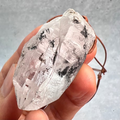 【カイラス産】天然ヒマラヤ水晶革紐付きペンダント⑤/Kailash Himalayan Quartz Pendant