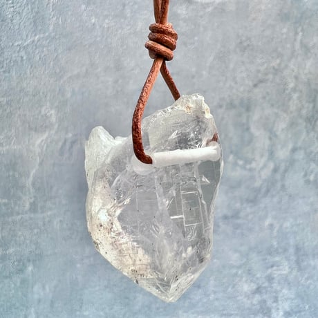 【カイラス産】天然ヒマラヤ水晶革紐付きペンダント①/Kailash Himalayan Quartz Pendant