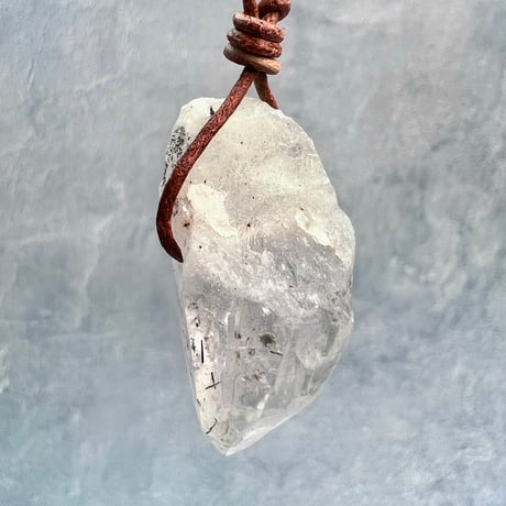 【カイラス産】天然ヒマラヤ水晶革紐付きペンダント⑩/Kailash Himalayan Quartz Pendant