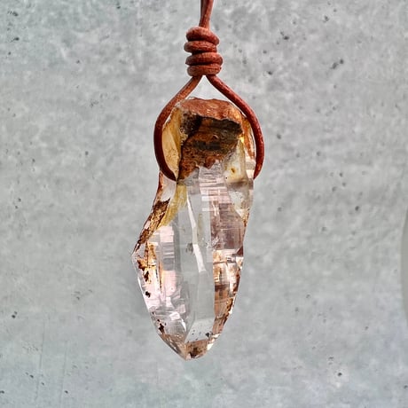 【ガネッシュヒマール産】リモナイトイン天然ヒマラヤ水晶革紐付きペンダント⑧/GaneshHimal Limonite in Natural Pendant