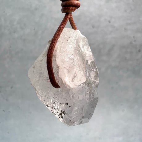 【カイラス産】天然ヒマラヤ水晶革紐付きペンダント⑧/Kailash Himalayan Quartz Pendant