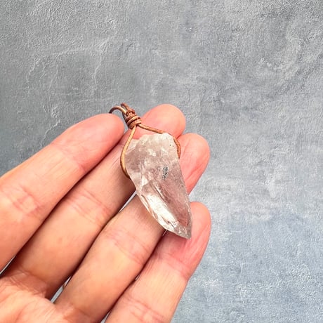 【カイラス産】天然ヒマラヤ水晶革紐付きペンダント⑨/Kailash Himalayan Quartz Pendant