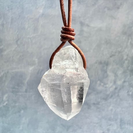 【カイラス産】天然ヒマラヤ水晶革紐付きペンダント⑪/Kailash Himalayan Quartz Pendant