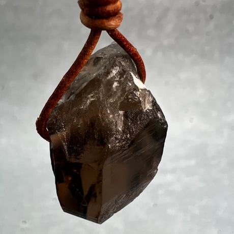 【ガウリシャンカール産】天然ヒマラヤスモーキークォーツ革紐ペンダント①/GauriShankar Himalayan Smoky Quartz Pendant
