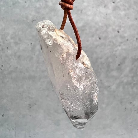 【カイラス産】天然ヒマラヤ水晶革紐付きペンダント⑦/Kailash Himalayan Quartz Pendant