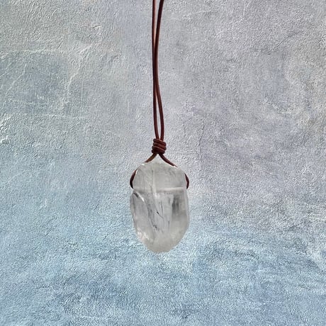 【カイラス産】天然ヒマラヤ水晶革紐付きペンダント③/Kailash Himalayan Quartz Pendant