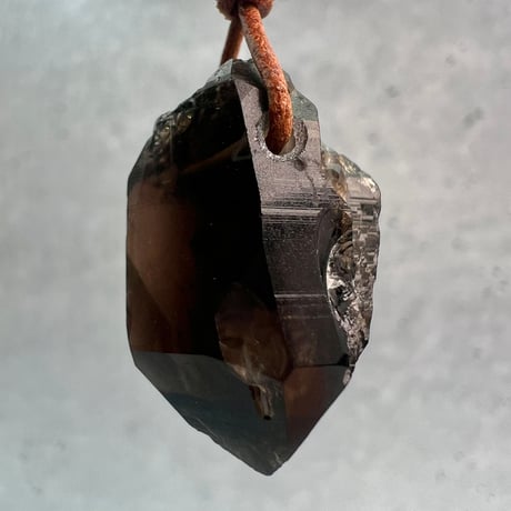 【ガウリシャンカール産】天然ヒマラヤスモーキークォーツ革紐ペンダント④/GauriShankar Himalayan Smoky Quartz Pendant