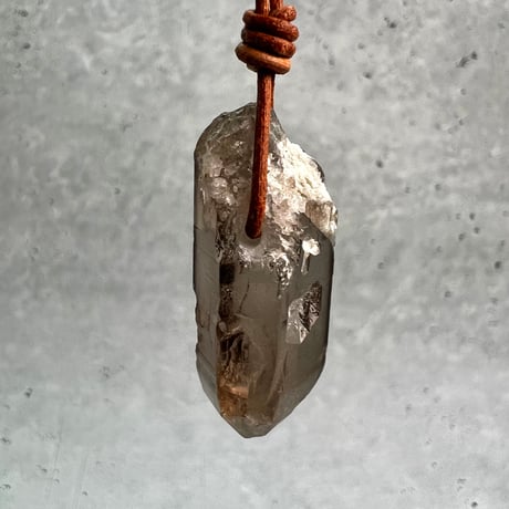 【ガウリシャンカール産】天然ヒマラヤスモーキークォーツ革紐ペンダント②/GauriShankar Himalayan Smoky Quartz Pendant
