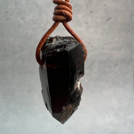 【ガウリシャンカール産】天然ヒマラヤスモーキークォーツ革紐ペンダント⑩(※訳あり)/GauriShankar Himalayan Smoky Quartz Pendant