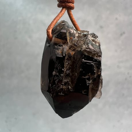 【ガウリシャンカール産】天然ヒマラヤスモーキークォーツ革紐ペンダント④/GauriShankar Himalayan Smoky Quartz Pendant