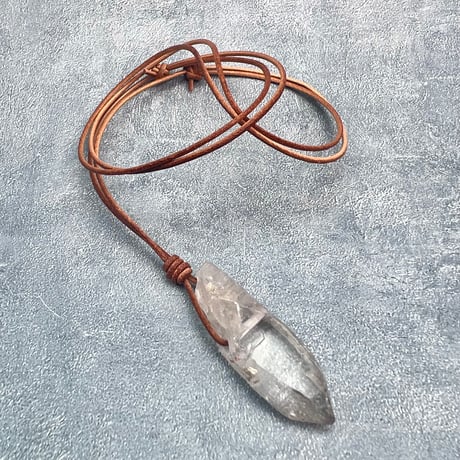 【カイラス産】天然ヒマラヤ水晶革紐付きペンダント⑧/Kailash Himalayan Quartz Pendant