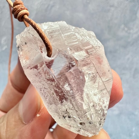【カイラス産】天然ヒマラヤ水晶革紐付きペンダント①/Kailash Himalayan Quartz Pendant